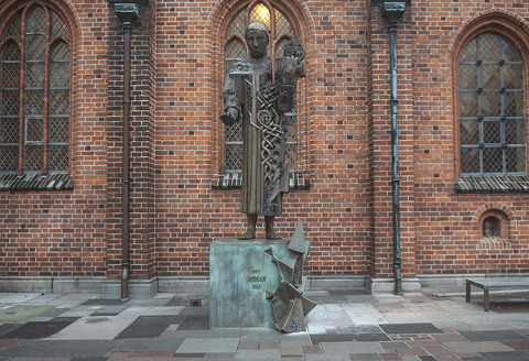 Statue af munken Ansgar ved Ribe Domkirke. Ansgar grundlagde en kirke i Ribe og er kendt som ”Nordens Apostel”, der udbredte kristendommen i Norden.Foto: Charlotte Lindhardt